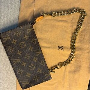 Louis Vuitton Leather clutch w/ LV Dusty💥 unbranded chain ⛓️‍💥